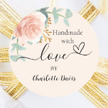 Sticker Rond Faite à la main avec amour rose or pêche floral<br><div class="desc">Un arrière - plan chic couleur pêche. Décoré d'or rose vert couleur eau et de fleurs roses rousses,  rose,  eucalyptus feuille,  sprigs,  verdure,  feuilles faux or. Personnalisez et ajoutez votre nom. Avec le texte : Fait à la main avec amour,  par   un petit coeur.</div>