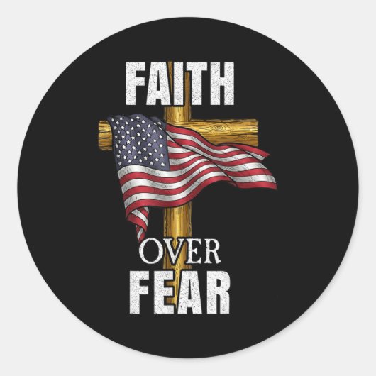 Sticker Rond Faith Over Fear Christian Cross American Flag Tee (Devant)
