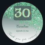 Sticker Rond Falling Green Parties scintillant, 30th Birthday M<br><div class="desc">Envoyez un remerciement glamour à vos amis avec cette parties scintillant verte moderne et chic tombant sur le côté sur un arrière - plan dégradé vert.</div>