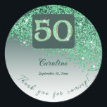 Sticker Rond Falling Green Parties scintillant, 50th Birthday M<br><div class="desc">Envoyez un remerciement glamour à vos amis avec cette parties scintillant verte moderne et chic tombant sur le côté sur un arrière - plan dégradé vert.</div>