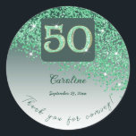 Sticker Rond Falling Green Parties scintillant, 50th Birthday M<br><div class="desc">Envoyez un remerciement glamour à vos amis avec cette parties scintillant verte moderne et chic tombant sur le côté sur un arrière - plan dégradé vert.</div>