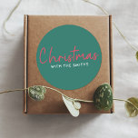 Sticker Rond Famille Christmas | Stylish Trendy<br><div class="desc">Simple et élégant "Noël avec le ()", citez des autocollants dans la typographie moderne minimaliste en rouge et blanc festif sur un arrière - plan vert. Le design peut être facilement personnalisable avec votre(s) nom(s) de famille, année ou votre propre salutation spéciale pour des vibes de vacances super mignonnes sur...</div>