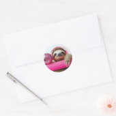 Sticker Rond Fanky Sloth avec casque rose et boule disco (Enveloppe)
