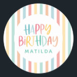 Sticker Rond Fantaisie colorée heureux anniversaire<br><div class="desc">Fête d'anniversaire coloré amusant arc-en-ciel stripe conception de fête. Idéal pour le design de bébé mâle,  femelle ou jumelle. Avec son design ludique et coloré,  avec rayures et pois,  ce classique intemporel est sûr de bien paraître à votre fête. Partie d'un design co-décoratif.</div>