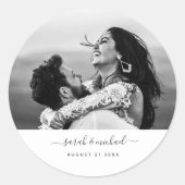 Sticker Rond Faveur du mariage moderne Enregistrer la date Scri (Devant)