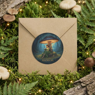 Sticker Rond Fée de Nuit Enchantée Lisant un Livre