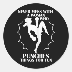 Sticker Rond Femmes ne plaisantent jamais avec une femme qui fr