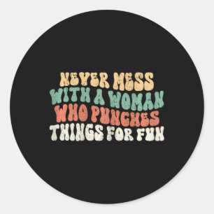 Sticker Rond Femmes n'embêtent jamais une femme qui frappe des