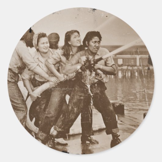 Sticker Rond Femmes Pompiers Pearl Harbor 7 décembre (Devant)