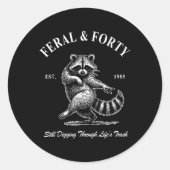 Sticker Rond Feral & ; Quarante, Funny 40th Birthday Raccoon (Devant)