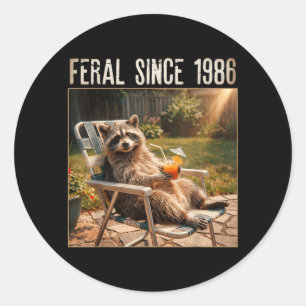 Sticker Rond Féral depuis 1986 Mème de raton laveur drôle Vinta