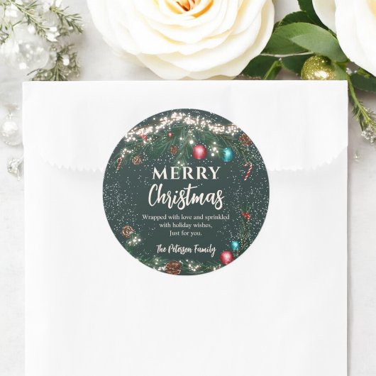 Sticker Rond Festif lumières de Noël branches de pin vert neige