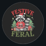Sticker Rond Festif mais feral Raccoon animal Père Noël Noël X<br><div class="desc">Festif,  mais feral Raccoon Animal Père Noël Noël Arbre de Noël</div>