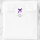 Sticker Rond Fête Coquette Ruban Violet Script Sweet 16 (Sac)