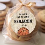 Sticker Rond Fête de basket-ball Favoriser<br><div class="desc">La fête sportive privilégie les autocollants avec un terrain de basket en parquet avec des marquages,  un basket-ball et un modèle texte facile à personnaliser.</div>
