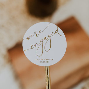 Sticker Rond Fête de fiançailles calligraphiée élégante Nous so
