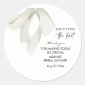 Sticker Rond Fête de Fiançailles Élégant Nœud qu'Elle Noue (Devant)