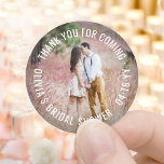 Sticker Rond Fête des mariées Merci Elégant Moderne Votre Photo<br><div class="desc">Ajoutez une touche personnalisée aux invitations à la douche nuptiale, des notes de remerciement, des faveurs de fête, et des décorations avec ces stickers photo-ronds personnalisés / scellés d'enveloppe. (CONSEIL EN MATIÈRE DE PLACEMENT D'IMAGE : Une façon simple de centrer une photo exactement comment vous voulez est de la rogner...</div>