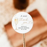 Sticker Rond Fête des mariées Pearls & Prosecco Favoriser Stick<br><div class="desc">Ces Stickers Pearls & Prosecco Fête des mariées Favor présentent d'élégantes perles peintes à la main avec une flûte de champagne pour décorer votre douche nuptiale ou brunch nuptial. Ces étiquettes autocollants sont une belle touche à votre douche nuptiale avec notre décoration de Fête des mariées Pearls and Prosecco. Ces...</div>