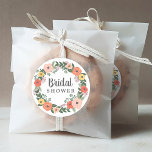 Sticker Rond Fête des mariées Whimsical Blush Coral Floral Wrea<br><div class="desc">L'auto-collant de la douche de la nuptiale mariage comporte un texte de script "Fête des mariées" encadré par une couronne de fleurs d'été ou d'automne fantaisie avec une aquarelle fleurie colorée de fleurs, de feuilles, et de verdure dans les tons rose roux, jaune doré, papaye, rouge orange, violet violet et...</div>