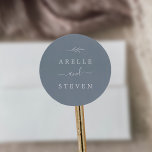 Sticker Rond Feuille minimale | Mariage bleu Dusty<br><div class="desc">Ces enveloppes de mariage bleu poussiéreux en feuille minimes sont parfaites pour un mariage élégant. Le design se compose d'une simple silhouette de verdure en ardoise bleue claire et de style minimaliste classique. Personnalisez le étiquette avec les noms de la mariée et du marié.</div>