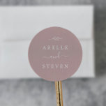 Sticker Rond Feuille minimale | Phoques d'enveloppe Mariage Dus<br><div class="desc">Ces enveloppes de mariage rose poussiéreuses en feuille minimes sont parfaites pour un mariage élégant. Le design se compose d'une simple silhouette de verdure rose pâle et de style minimaliste classique. Personnalisez le étiquette avec les noms de la mariée et du marié.</div>