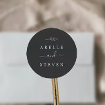 Sticker Rond Feuille minimale | Phoques Mariages gris foncé<br><div class="desc">Ces enveloppes de mariage gris foncé feuille minimes sont parfaites pour un mariage élégant. Le design se compose d'une simple silhouette verte en gris charbon de bois,  au style minimaliste classique. Personnalisez le étiquette avec les noms de la mariée et du marié.</div>