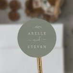 Sticker Rond Feuille minimale | Sage Green Mariage Enveloppe Ph<br><div class="desc">Ces enveloppes de mariage vert sauge minimale sont parfaites pour un mariage de saumons boho. Le design se compose d'une simple silhouette de feuilles verdoyantes dans une couleur verte poussiéreuse avec un style minimaliste de boho de montagne. Personnalisez le étiquette avec les noms du couple.</div>