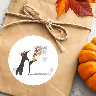 Sticker Rond Feuilles d'érable d'automne et manchot drôle