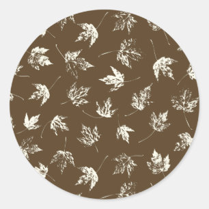 Sticker Rond Feuilles d'érable d'automne sur brun - motif sans