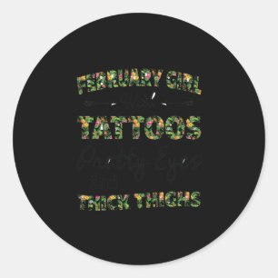 Sticker Rond Février Fille Avec Tatouages Jolies Yeux