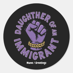 Sticker Rond Fier fille d'un immigrant qui embrasse le patrimoi