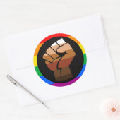Sticker Rond FIERTÉ LGBTQ (POC Fist Pride) (Enveloppe)