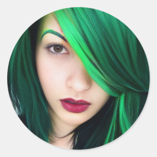 Sticker Rond Fille aux cheveux verts