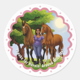 Sticker Rond Fille avec deux chevaux dans le pâturage