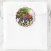 Sticker Rond Fille avec deux chevaux dans le pâturage (Sac)