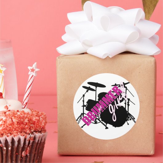 Sticker Rond Fille batteur avec un texte amusant violet et noir (Fête)