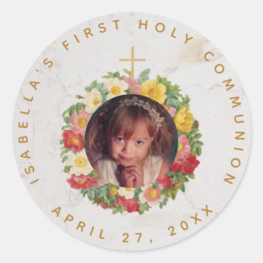 Sticker Rond Fille de première communion en photo dans une cour (Devant)