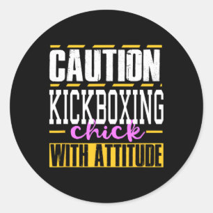 Sticker Rond Fille drôle de kickboxing avec attitude femmes et