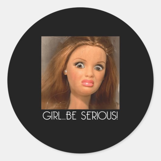 Sticker Rond Fille être Sérieux Doll Face Mème bizarre drôle un (Devant)