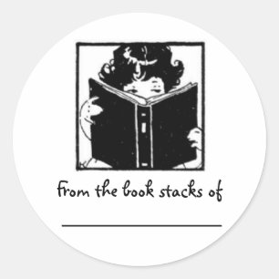 Sticker Rond Fille regardant sur le livre~ De la pile de livres