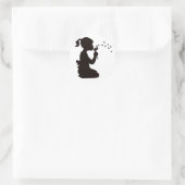 Sticker Rond Fille soufflant sur la silhouette de Dandelion (Sac)