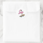 Sticker Rond Flamant rose comme Patineur avec Skateboard (Sac)