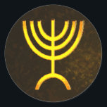 Sticker Rond Flamme de Menorah<br><div class="desc">Un rendu numérique de la menorah juive à sept branches (hébreu : מְ וֹ נ רָ ‎). La menorah à sept branches, utilisée dans le sanctuaire portatif mis en place par Moïse dans le désert et plus tard dans le Temple de Jérusalem, est un symbole du judaïsme depuis des temps...</div>