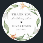 Sticker Rond Fleur botanique Lily Wreath Wedding Favor<br><div class="desc">Elégante couronne florale botanique,  autocollant personnalisé de faveur de mariage. Caractéristiques,  jardin verdoyant délicat,  lys blanc ivoire et orangé.</div>