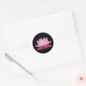 Sticker Rond Fleur de lotus rose chaud sur arrière - plan noir (Enveloppe)
