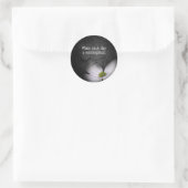 Sticker Rond fleur pure sur pierre avec citation motivante (Sac)