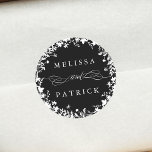 Sticker Rond Fleur sauvage blanc   Silhouette Mariage noir<br><div class="desc">Cet élégant autocollant de mariage présente une silhouette fleur sauvage comme une couronne avec vos noms. Pour une personnalisation plus avancée de cette conception,  cliquez sur le BOUTON OUTIL DESIGN BLEU ci-dessus ! Des articles correspondants sont également disponibles.</div>