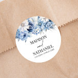 Sticker Rond Fleurs Florales Bleues Dusty Jardin Mariage<br><div class="desc">Ce sont des fleurs bleues Dusty Jardin Mariage Fête Favoriser Stickers!</div>