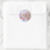 Sticker Rond Fleurs roses Ciel Bleu. (Sac)